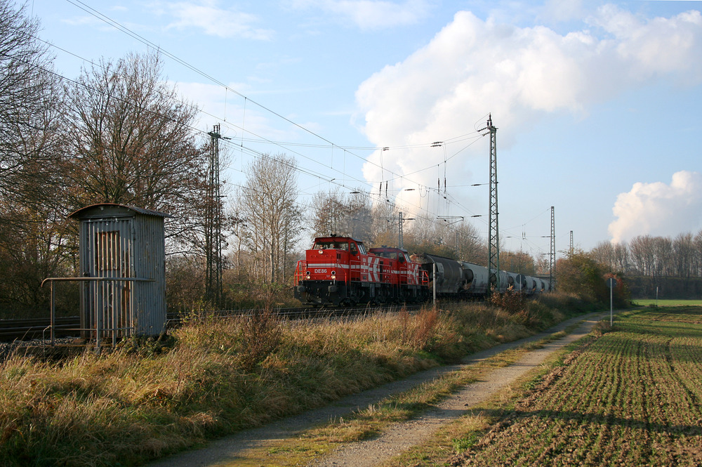 HGK DE 86 und eine weitere DE 1002 verlassen den Bahnhof Rommerskirchen in Richtung Köln.
Aufnahmedatum: 20.11.2011