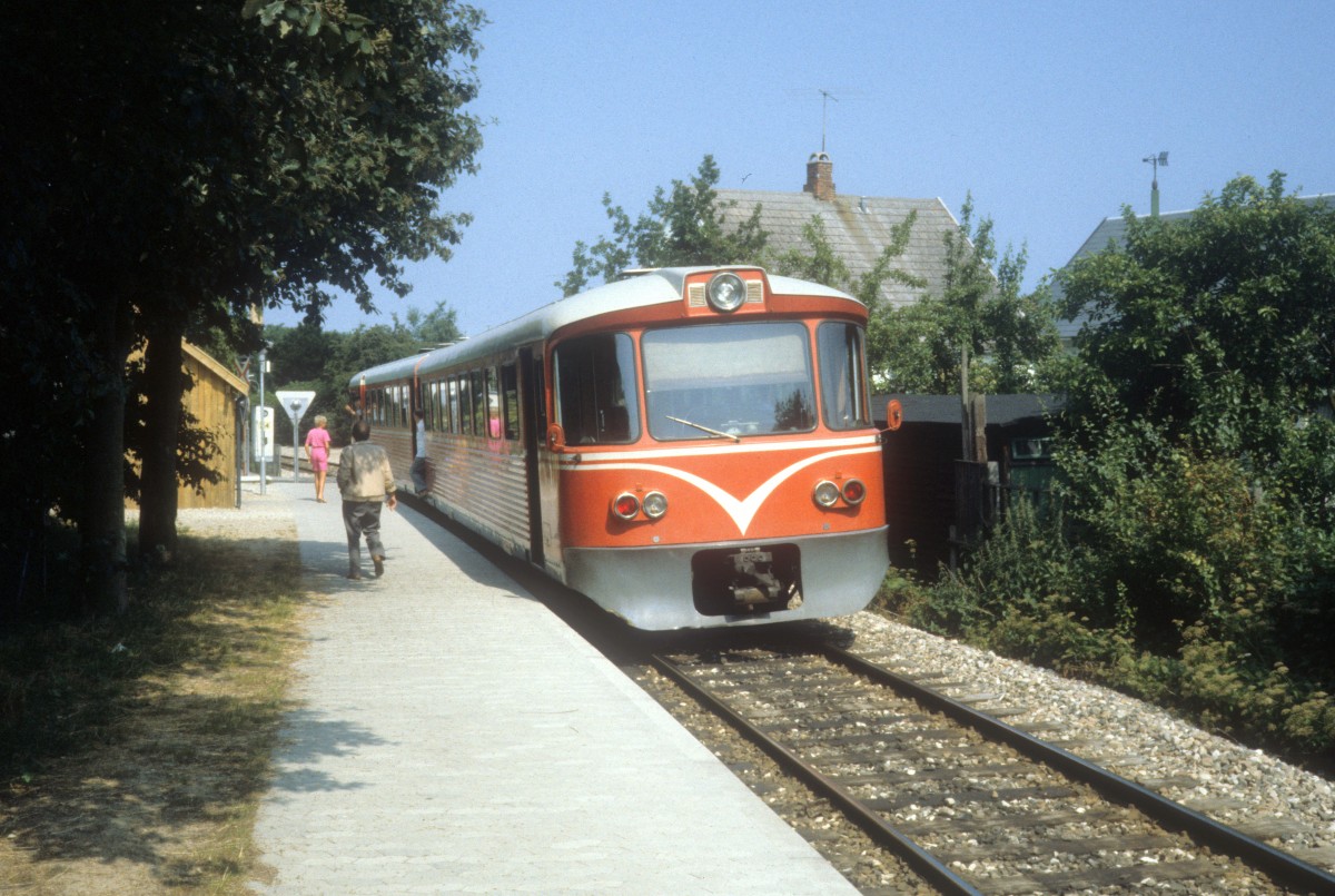 HHGB (Helsingør-Hornbæk-Gilleleje-Banen, auch Hornbækbanen genannt): Triebzug (Ys + Ym) Haltepunkt Østerport (heute: Gilleleje Øst) am 11. Juli 1983.