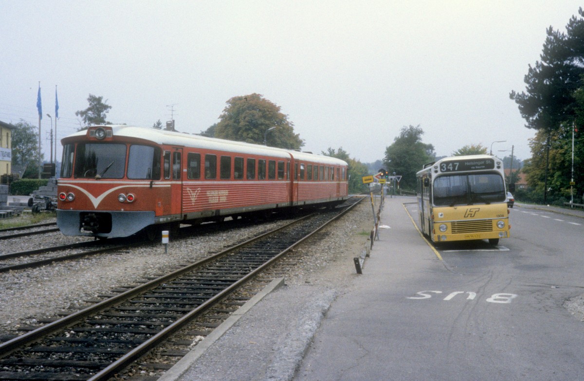 HHGB (Helsingør-Hornbæk-Gilleleje-Banen, auch Hornbækbanen genannt) im September 1992: Ein Triebzug (Ys + Ym) verlässt den Bahnhof Hornbæk und fährt weiter in Richtung Gilleleje.