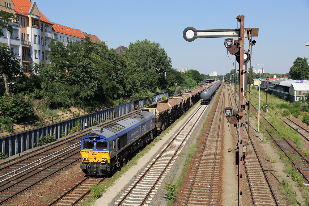 HHPI 29002 mit leeren Wagen kurz vor der Abfahrt im Güterbahnhof Berlin-Neukölln.
Aufnahmedatum: 24.06.2016
