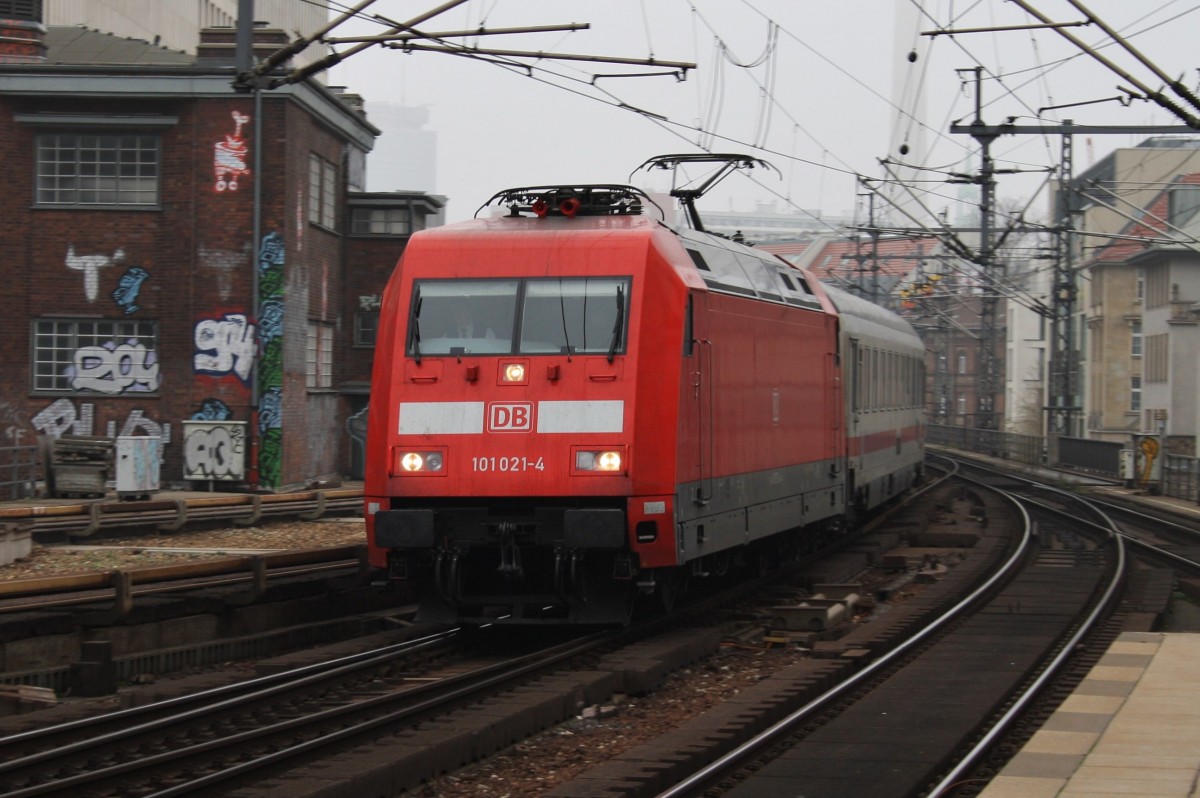 Hier 101 021-4 mit IC146 von Berlin Ostbanhof nach Amsterdam Centraal, bei der Durchfahrt am 16.11.2013 durch Berlin Friedrichstrae, in Richtung Berlin Hbf. 