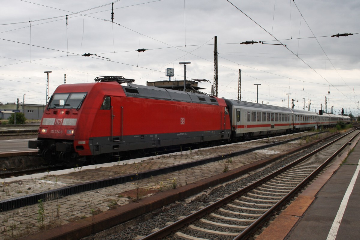 Hier 101 024-8 mit IC2441 von Kln Hbf. nach Leipzig Hbf., bei der Einfahrt am 11.7.2013 in Leipzig Hbf. 