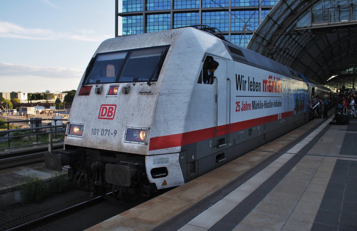 Hier 101 071-9 mit IC147 von Amsterdam Centraal nach Berlin Ostbahnhof, dieser Zug stand am 26.7.2015 in Berlin Hbf.