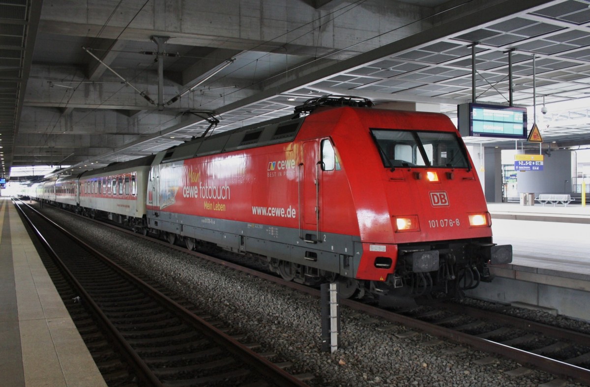 Hier 101 076-8 mit CNL1259 von Zürich HB nach Berlin Lichtenberg und IC61259 von Erfurt Hbf. nach Berlin Lichtenberg, dieser Zug stand am 28.6.2014 in Berlin Südkreuz.