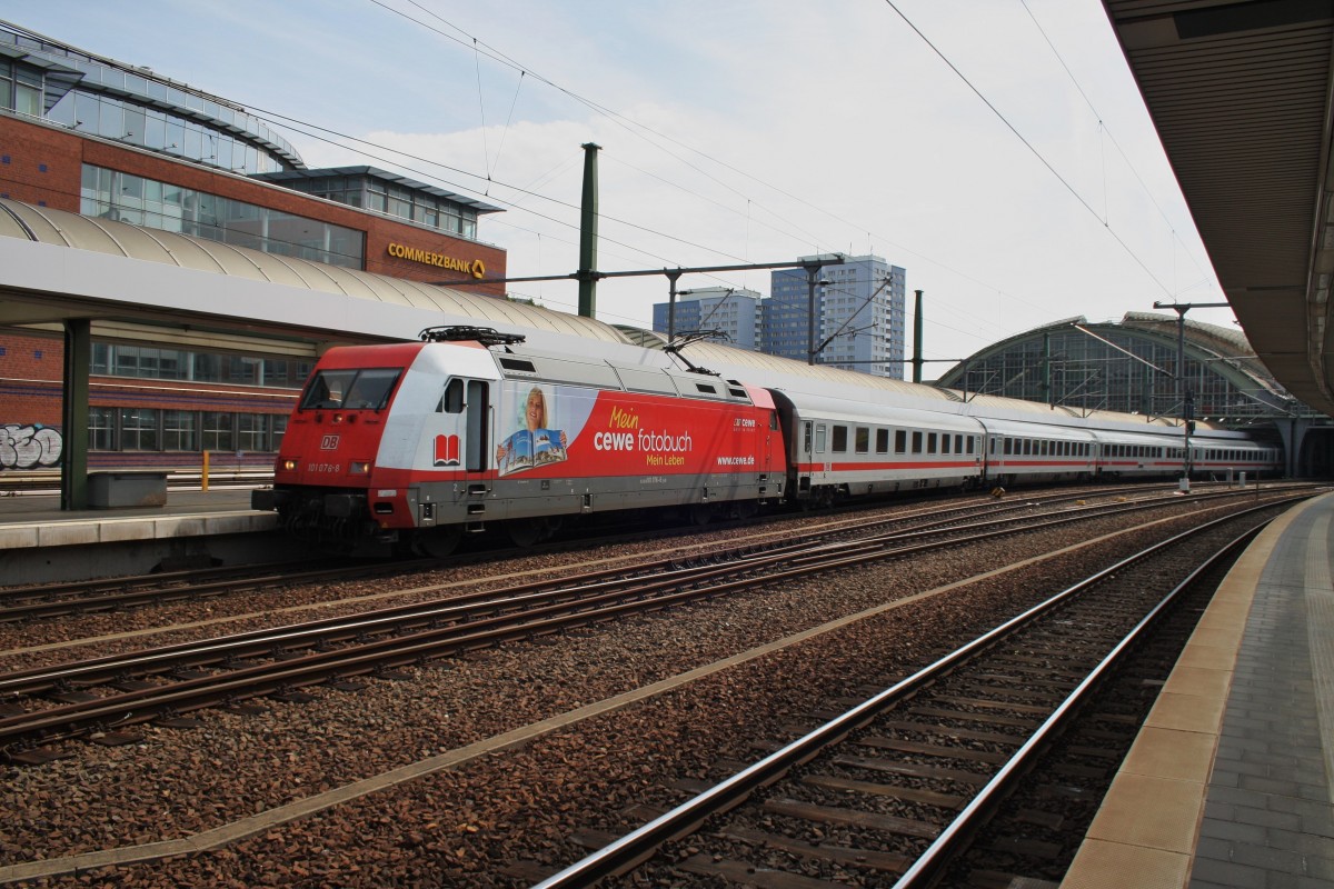 Hier 101 076-8 mit IC146 von Berlin Ostbahnhof nach Amsterdam Centraal, bei der Ausfahrt am 28.6.2014 aus Berlin Ostbahnhof. 