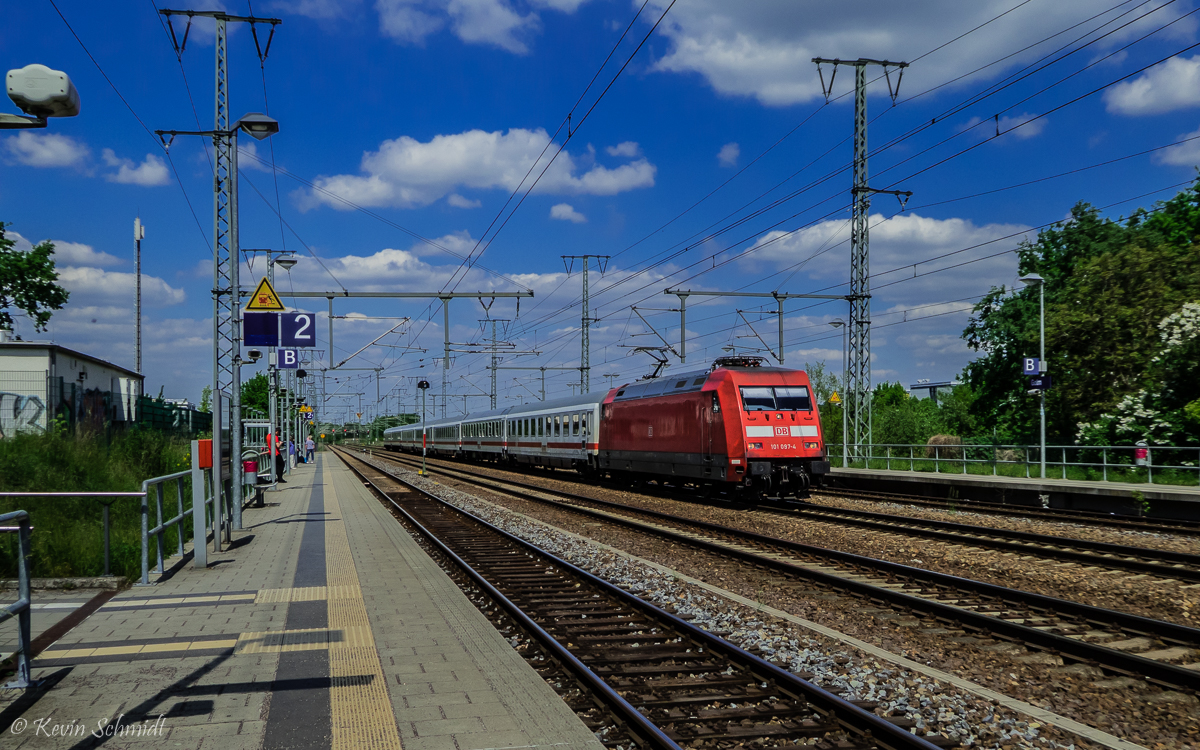 Hier ist 101 097 mit dem IC 1917 von Berlin Südkreuz nach Karlsruhe Hbf auf einer Umleitung zwischen Berlin-Spandau und Hannover Hbf über Magdeburg unterwegs. Die Fahrt führt ab dem Bahnhof Elstal über den Berliner Außenring, um hier im Bahnhof Golm in Richtung Werder (Havel) und Magdeburg abzubiegen. Der Zug hat Berlin bereits mit ca. 30 min Verspätung verlassen und daher zwischen Elstal und Golm die RB Wustermark - Potsdam Hbf auf freier Strecke auf dem Gegengleis überholt. (21.05.2017)