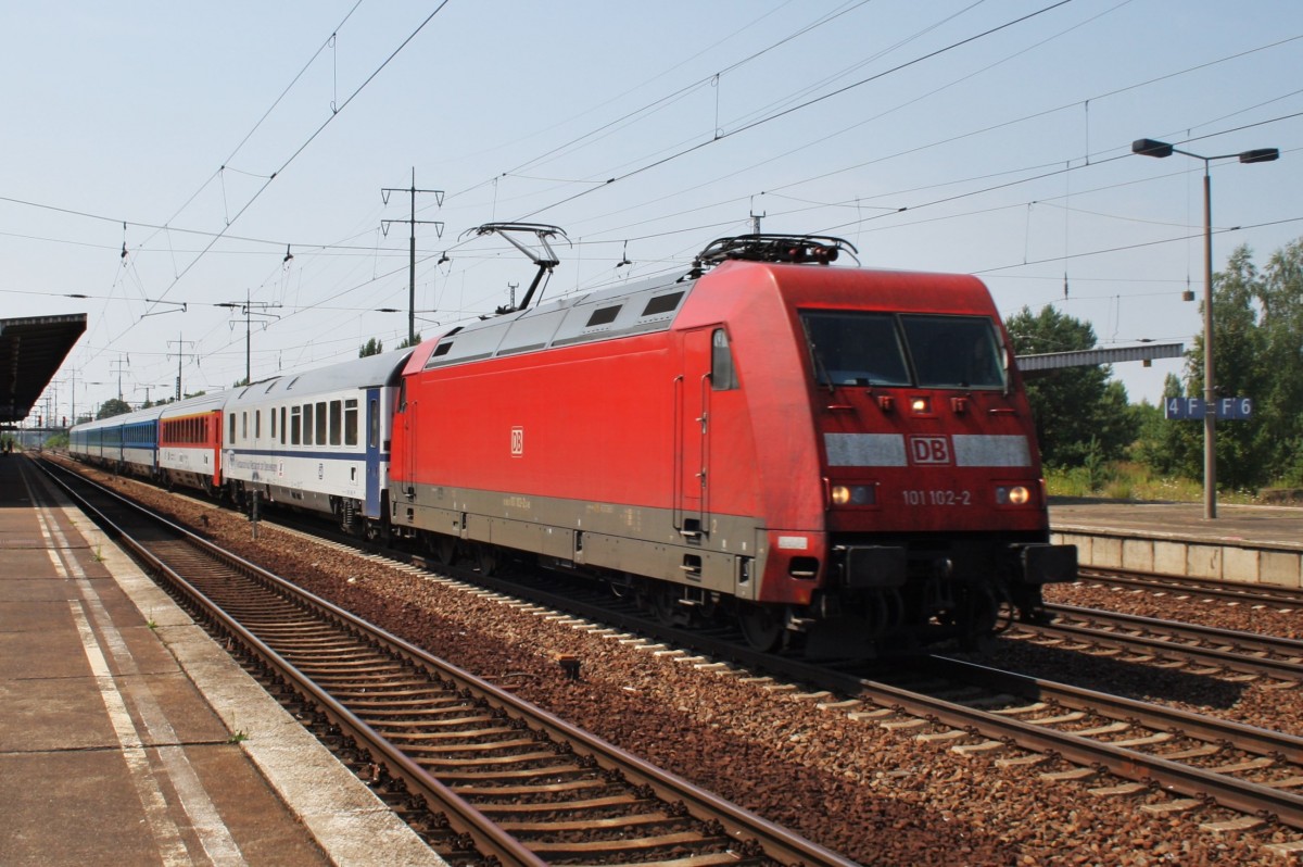 Hier 101 102-2 mit EC176 von Brno hl.n. nach Hamburg-Altona, bei der Durchfahrt am 27.7.2013 durch Berlin Schnefeld Flughafen, in Richtung Berlin Grnauer Kreuz.