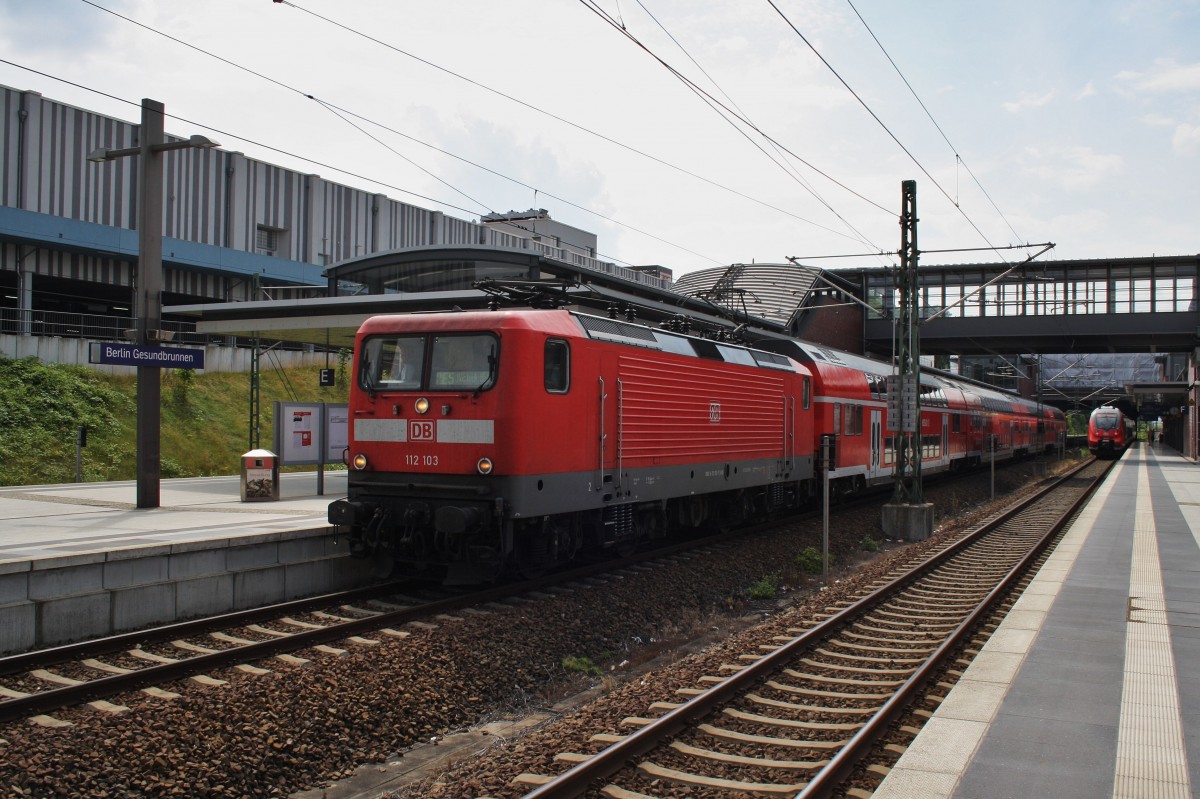 Hier 112 103 mit einem RE5 (RE4360) von Lutherstadt Wittenberg nach Rostock Hbf., bei der Ausfahrt am 27.6.2014 aus Berlin Gesundbrunnen.