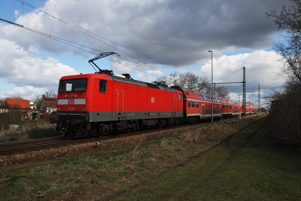 Hier 112 187 mit einem RE3 (RE18350) von Wünsdorf-Waldstadt nach Schwedt(Oder), am 3.4.2015 zwischen Helbigstraße und Vierradener Chaussee in Schwedt(Oder). 