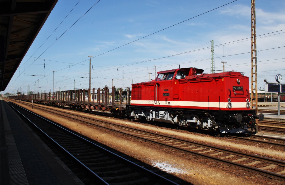 Hier 112 565-7 mit einem leeren Holzzug, dieser Zug stand am 19.7.2013 in Cottbus.