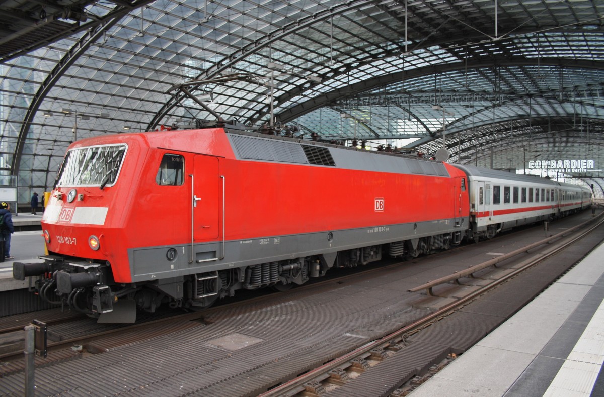 Hier 120 103-7 mit IC2385 von Berlin Ostbahnhof nach Frankfurt(Main) Hbf., dieser Zug stand am 21.12.2013 in Berlin Hbf. 