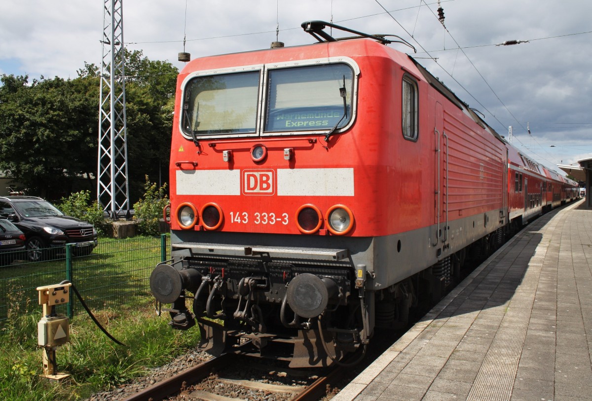 Hier 143 333-3 mit einem RE5 (RE18590)  Warnemünde-Express  von Berlin Hbf. (tief) nach Warnemünde, dieser Zug stand am 26.7.2015 in Warnemünde. 