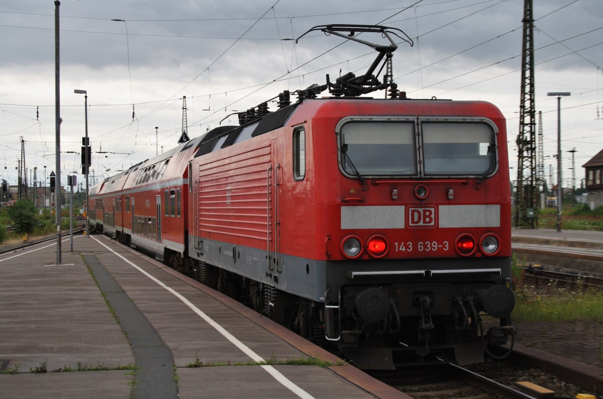 Hier 143 639-3 mit einem RE5 (RE26024) von Leipzig Hbf. nach Halle(Saale)Hbf., bei der Ausfahrt am 11.7.2013 aus Leipzig Hbf. 