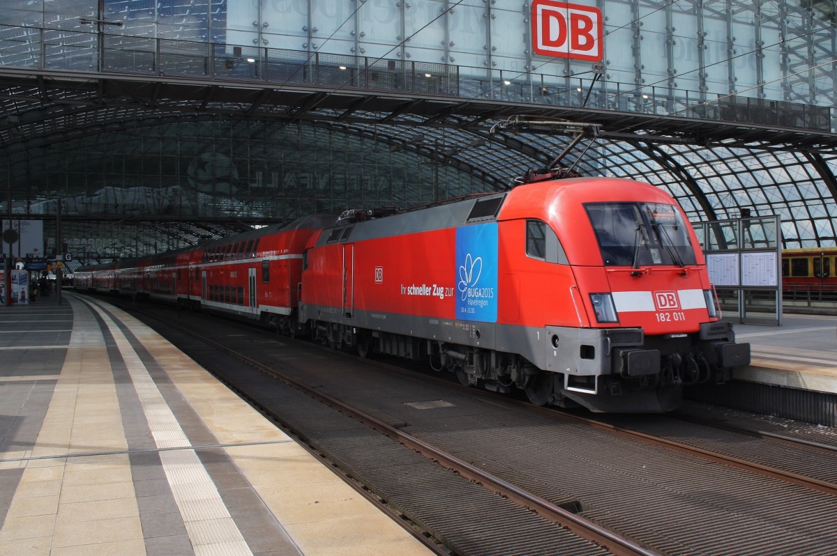 Hier 182 011 mit einem RE1 (RE18178) von Frankfurt(Oder) nach Brandenburg Hbf., bei der Einfahrt am 6.4.2015 in Berlin Hbf.