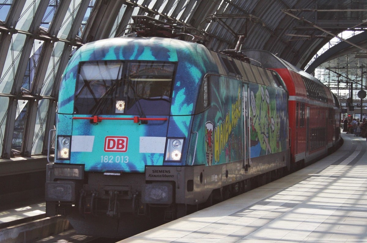 Hier 182 013 mit einem RE1 (RE18187) von Brandenburg Hbf. nach Frankfurt(Oder), bei der Ausfahrt am 27.7.2013 aus Berlin HBf. 