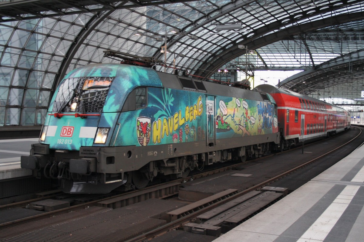 Hier 182 013 mit einem RE1 (RE18119) von Magdeburg Hbf. nach Frankfurt(Oder), dieser Zug stand am 21.12.2013 in Berlin Hbf. 