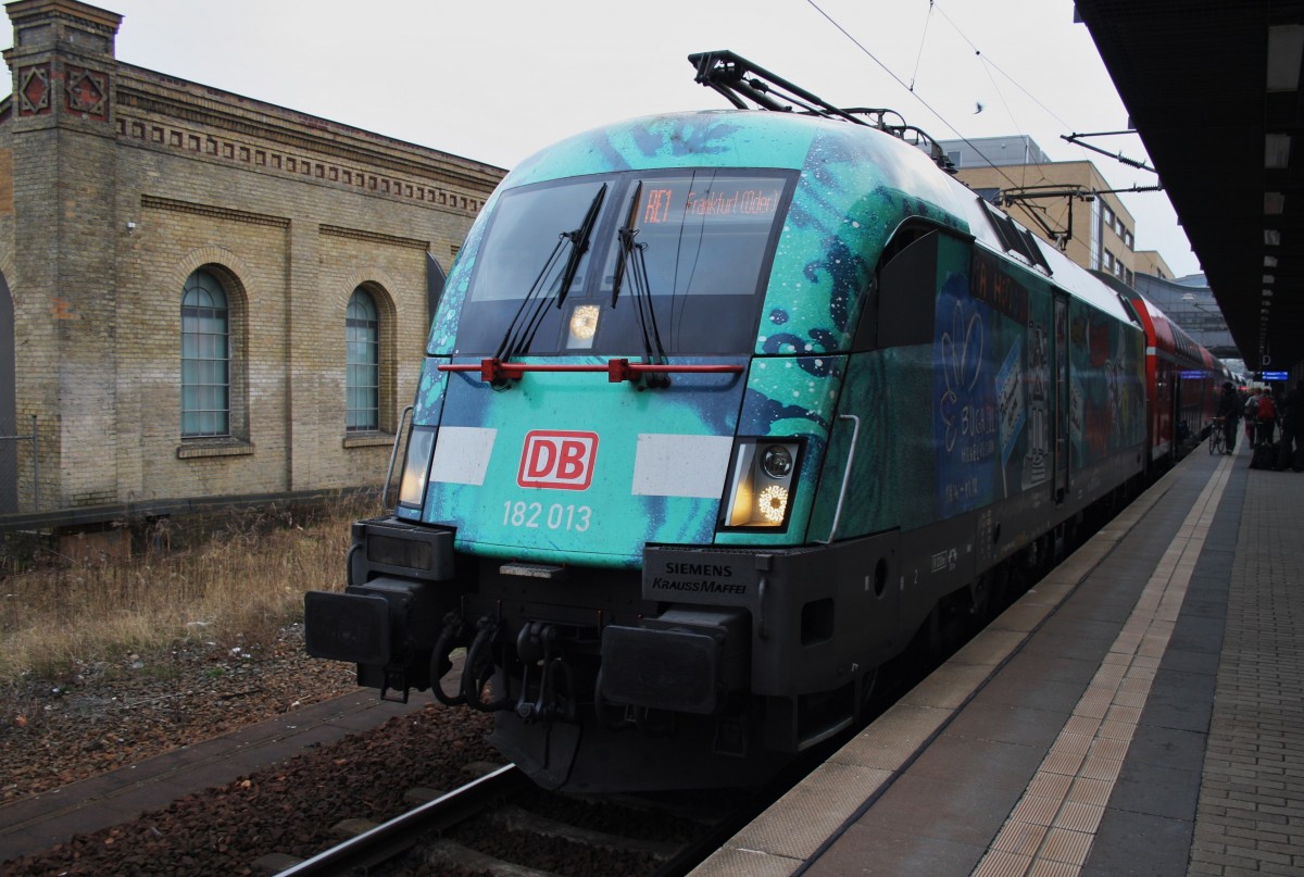 Hier 182 013 mit einem RE1 (RE18191) von Brandenburg Hbf. nach Frankfurt(Oder), dieser Zug stand am 28.3.2014 in Potsdam Hbf. 