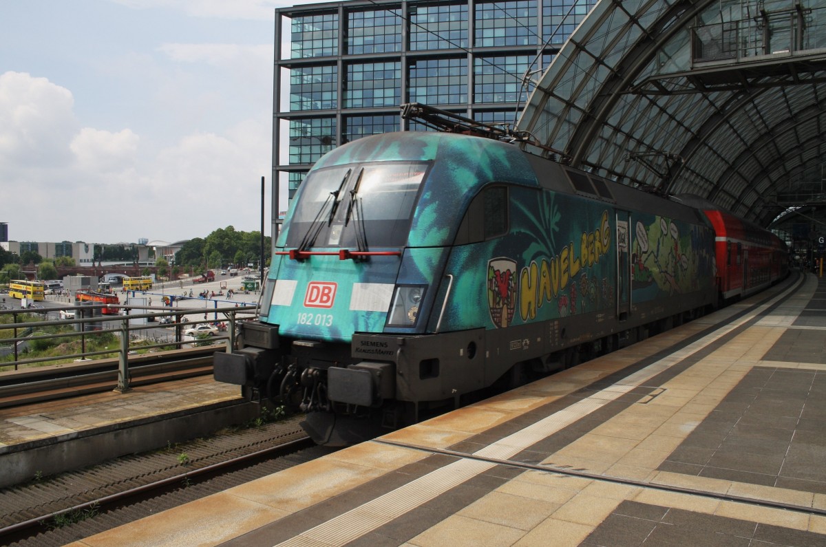 Hier 182 013 mit einem RE1 (RE18111) von Magdeburg Hbf. nach Frankfurt(Oder), bei der Ausfahrt am 14.7.2014 aus Berlin Hbf.