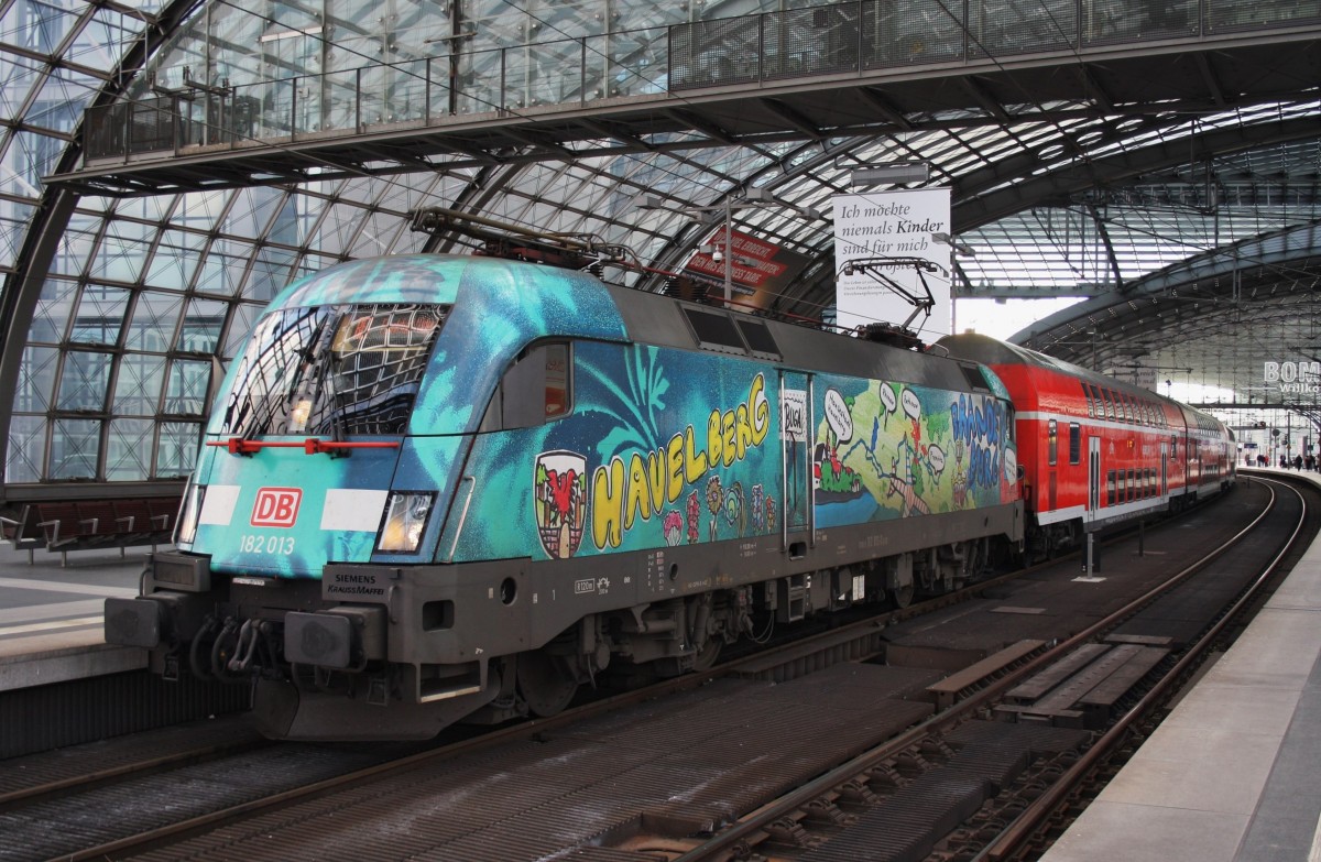 Hier 182 013 mit einem RE1 (RE18123) von Magdeburg Hbf. nach Frankfurt(Oder), dieser Zug stand am 6.4.2015 in Berlin Hbf. 