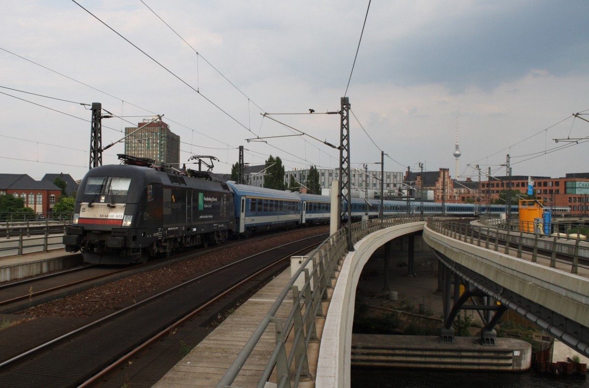 Hier 182 573-6 mit EC174 von Budapest-Keleti nach Hamburg-Altona, bei der Einfahrt am 26.7.2013 in Berlin Hbf.