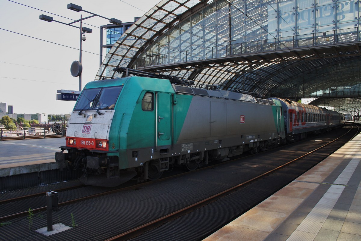 Hier 186 135-0 mit D1249 von Berlin Zoologischer Garten nach Saratov 1 P, dieser Zug stand am 6.7.2013 in Berlin Hbf. 