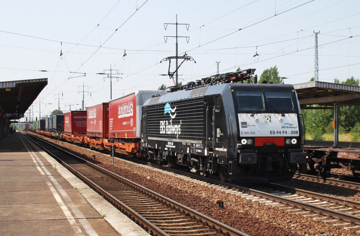 Hier 189 208-2 mit einem KLV-Zug, bei der Durchfahrt am 27.7.2013 durch Berlin Schnefeld Flughafen, in Richtung Berlin Gnauer Kreuz.
