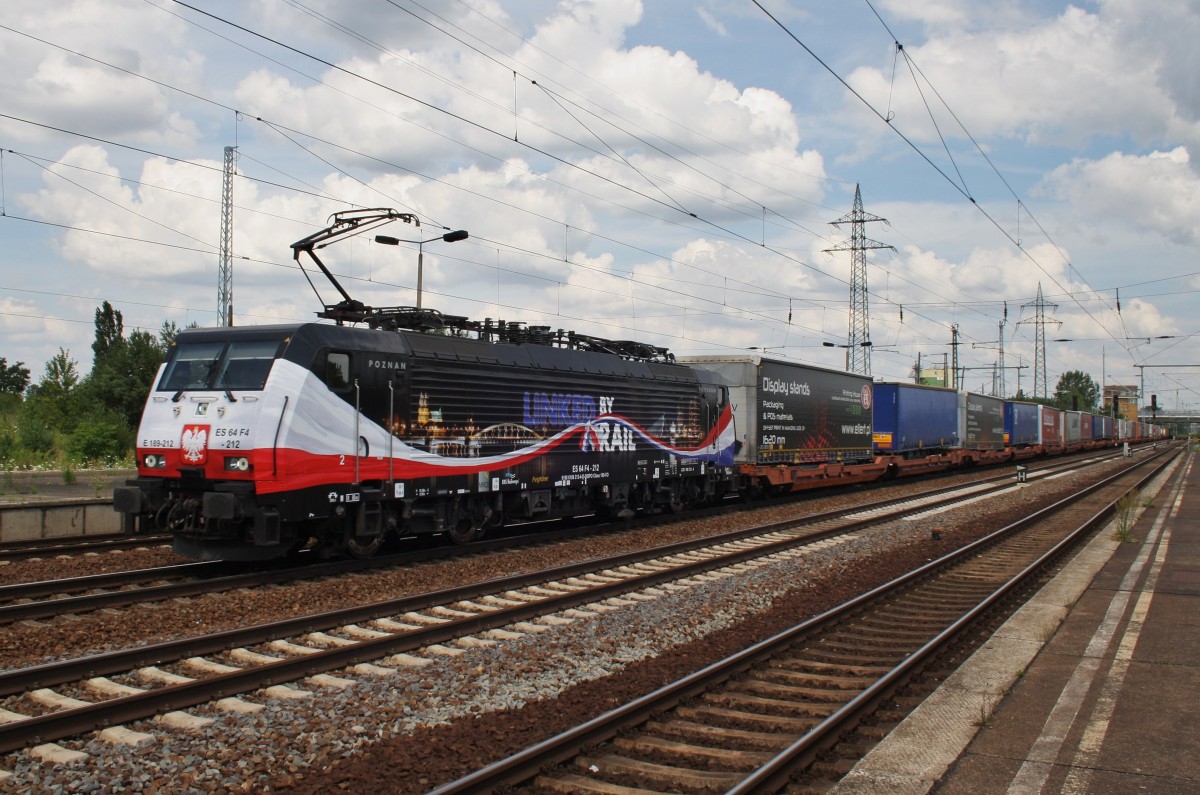 Hier 189 212-4 mit einem KLV-Zug von Poznań nach Rotterdam, bei der Durchfahrt am 22.7.2014 durch Berlin Schönefeld Flughafen, in Richtung Genshagener Heide.