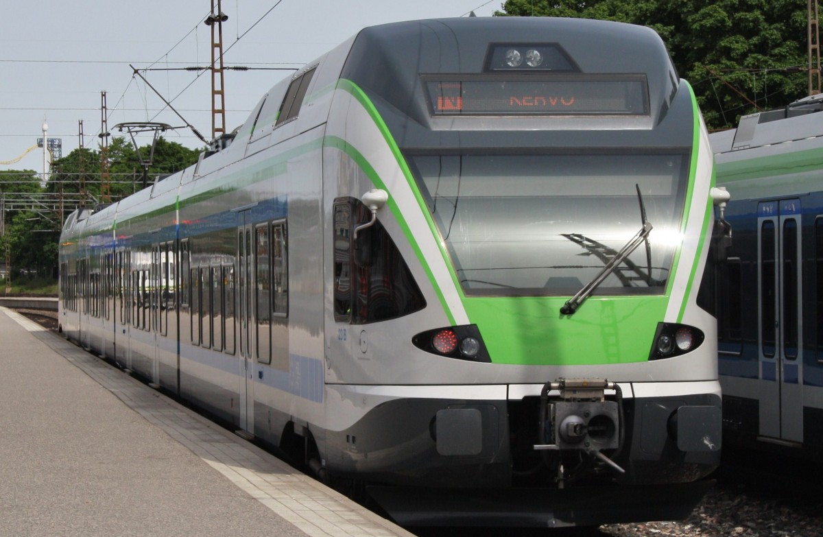 Hier 2081 002-9 als S N von Helsinki nach Kerava/Kervo, bei der Ausfahrt am 19.6.2014 aus Helsinki 