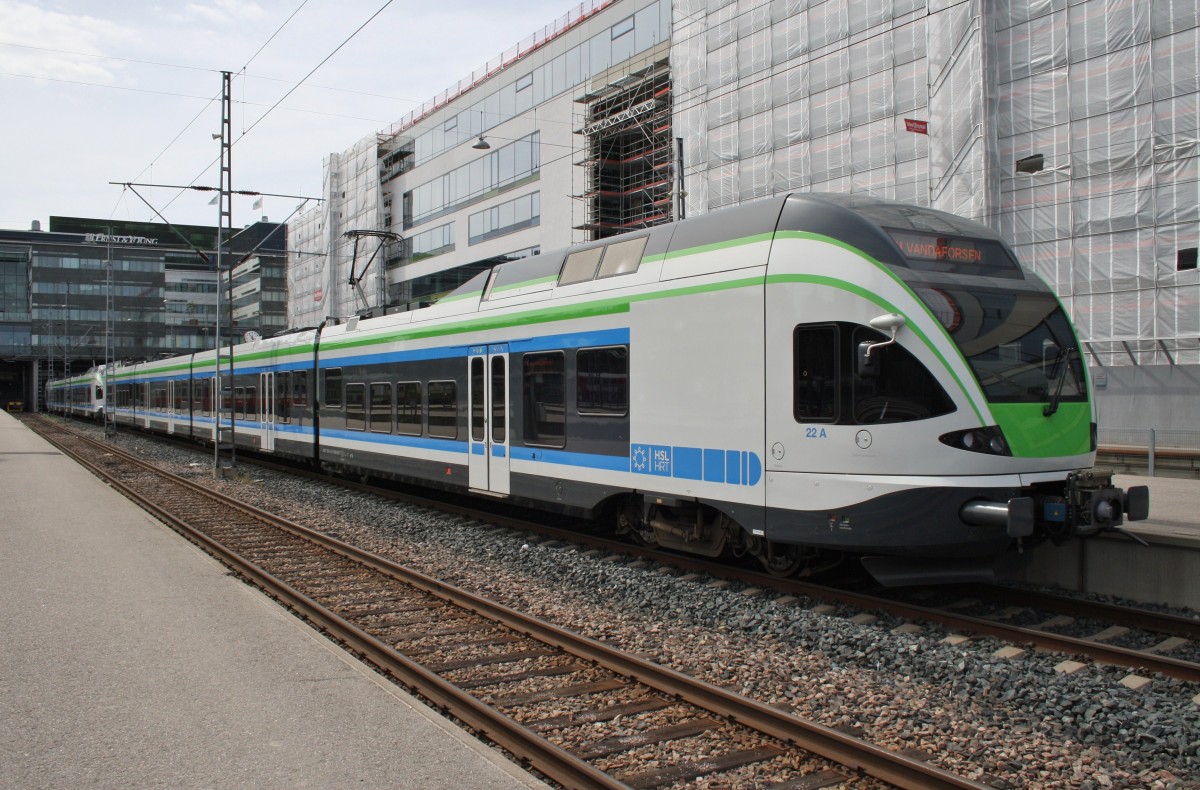 Hier 2081 022-7 und 2081 017-7 als S M von Helsinki nach Vantaankoski, dieser Triebzugverband stand am 19.6.2013 in Helsinki. 