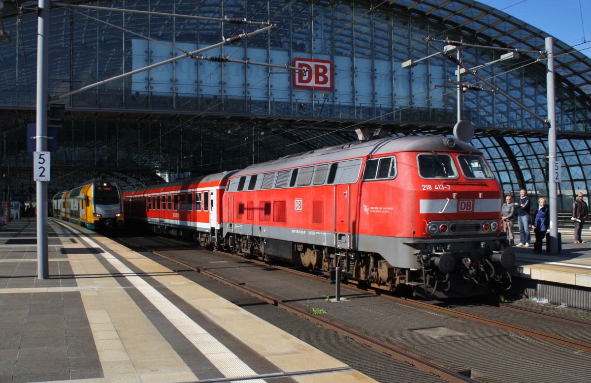 Hier 218 413-3 und 218 458-8 mit IC18649  Stammstrecken-Shuttle  von Berlin Ostbahnhof nach Hannover Hbf., bei der Einfahrt am 29.9.2013 in Berlin Hbf. 