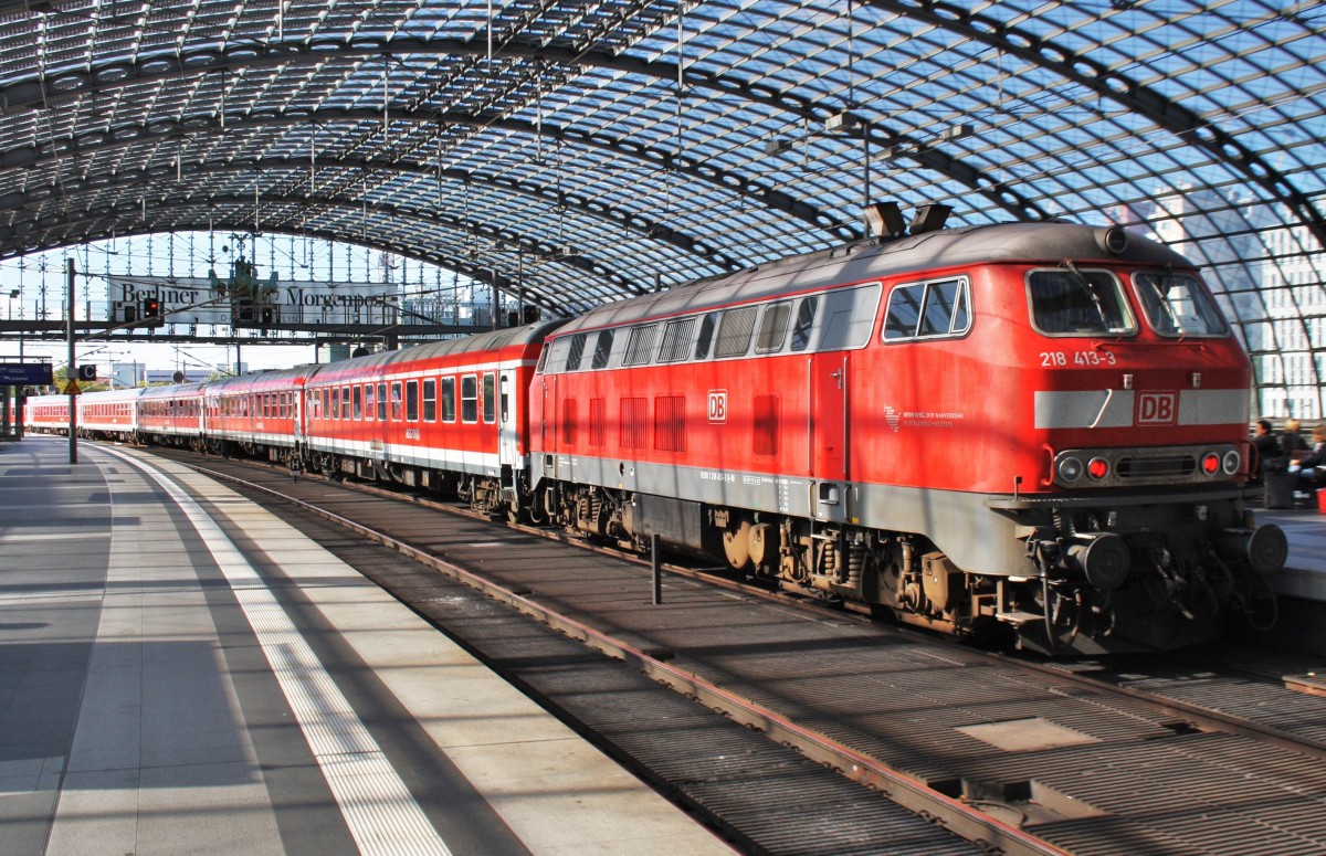 Hier 218 413-3 und 218 458-8 mit IC18649  Stammstrecken-Shuttle  von Berlin Ostbahnhof nach Hannover Hbf., bei der Ausfahrt am 29.9.2013 aus Berlin Hbf. 