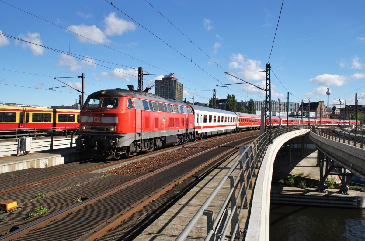 Hier 218 458-8 und 218 413-3 mit IC18649  Stammstrecken-Shuttle  von Berlin Ostbahnhof nach Hannover Hbf., bei der Einfahrt am 29.9.2013 in Berlin Hbf. 