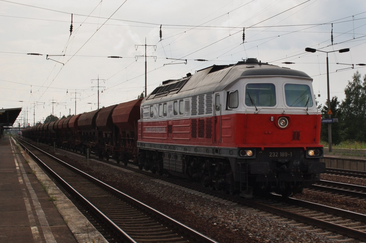 Hier 232 189-1 mit einem Schüttgutwagenzug, bei der Durchfahrt am 14.7.2014 durch Berlin Schönefeld Flughafen, in Richtung Berlin Grünauer Kreuz.