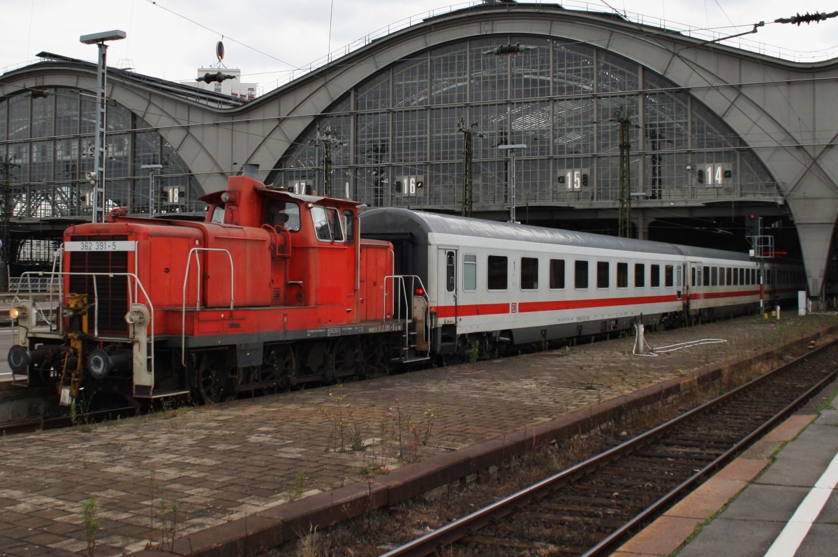 Hier 362 391-5 mit einem IC-Leerpark, dieser Zug stand am 11.7.2013 in Leipzig Hbf.