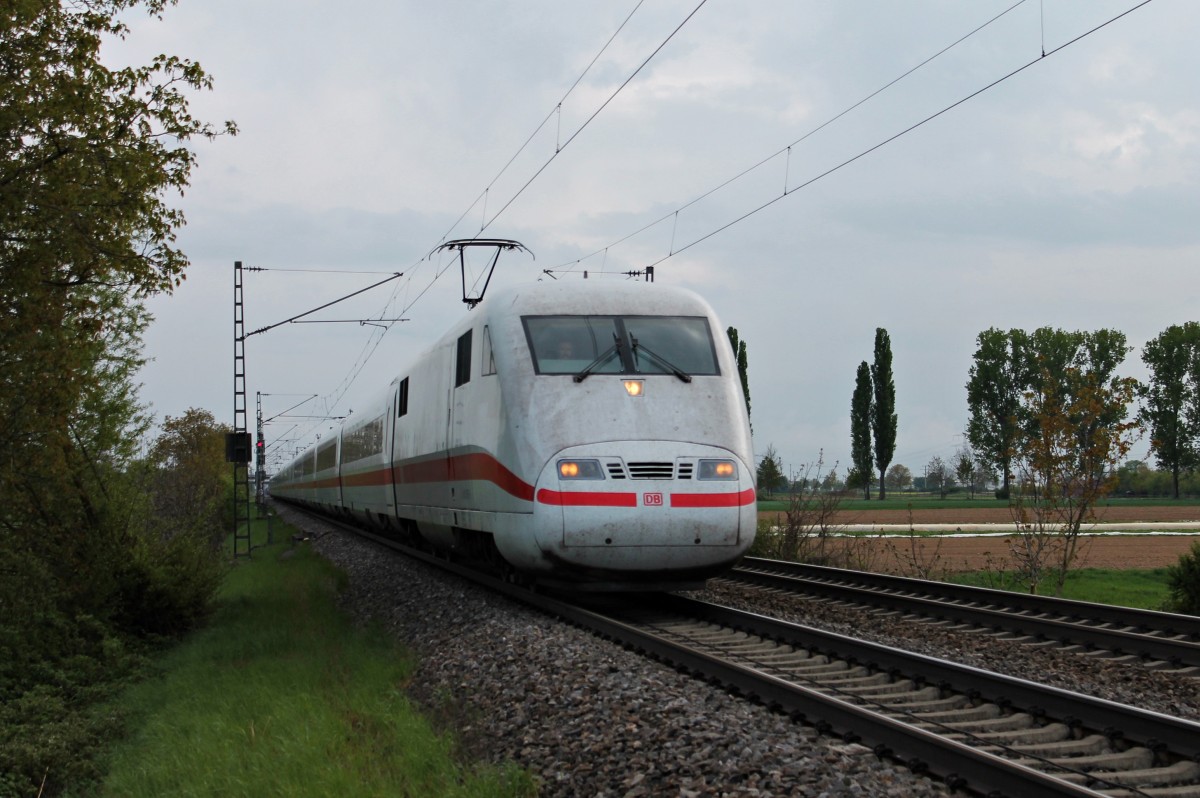 Hier ist 401 578-0  Bremerhaven  am 18.04.2014 als ICE 272 (Zürich HB - Hamburg Altona) kurz hinter dem Ausfahrsignal von Müllheim (Baden) und fuhr zum nächsten Zwischenhalt in Freiburg (Brsg) Hbf entgegen.