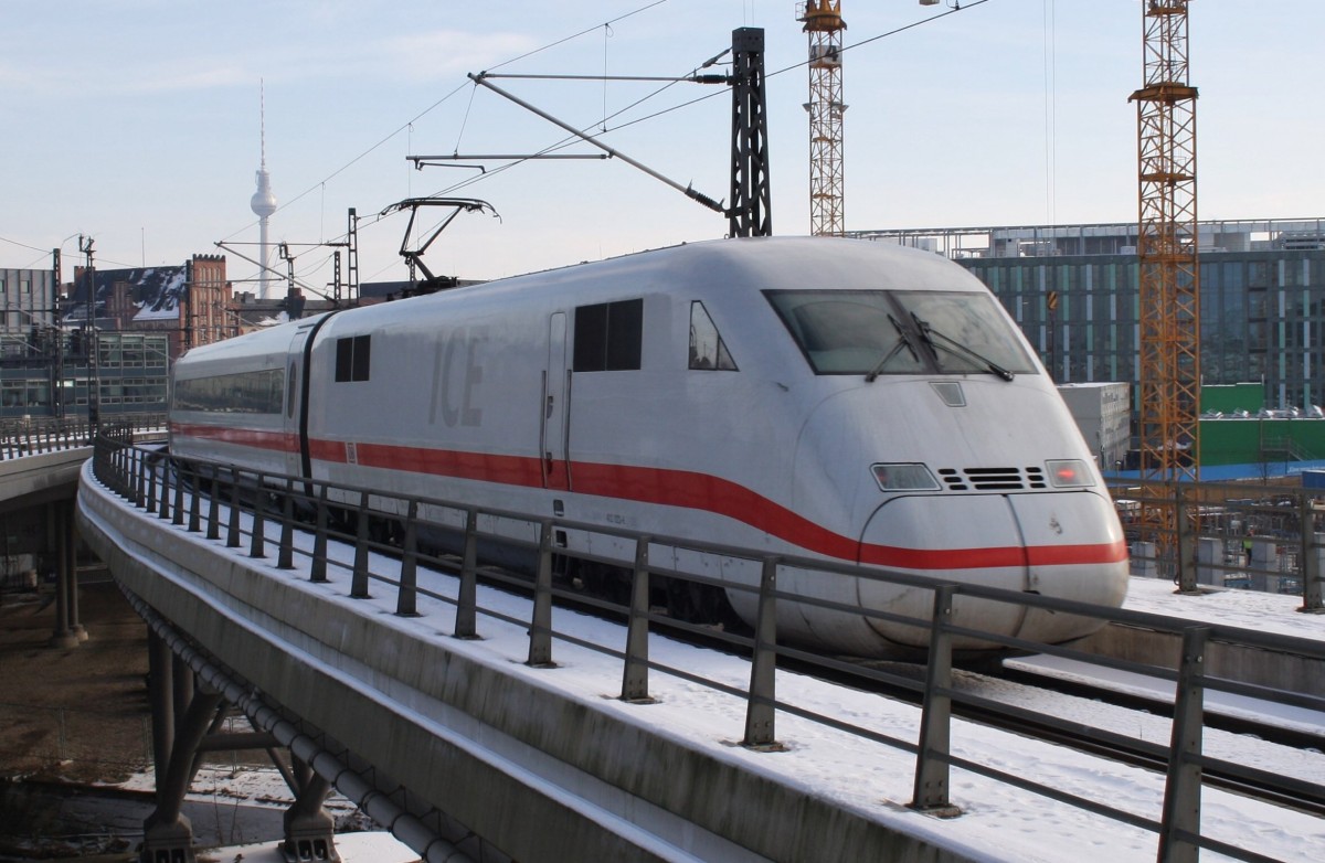 Hier 402 023-6  Schwerin  als ICE1045 von Köln Hbf. nach Berlin Ostbahnhof mit 402 018-6  Braunschweig  als ICE855 von Köln Hbf. nach Berlin Ostbahnhof, bei der Ausfahrt am 1.2.2014 aus Berlin Hbf.