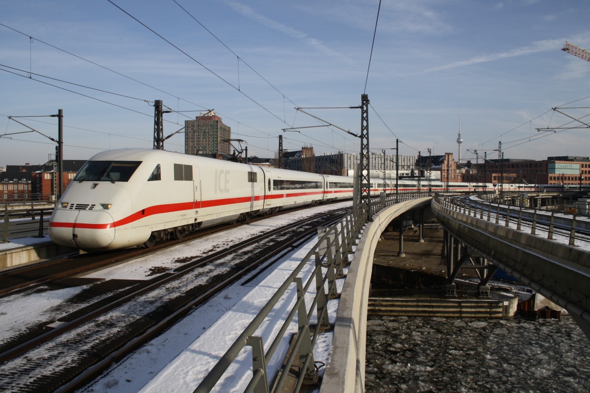 Hier 402 040-0  Bochum  als ICE848 von Berlin Ostbahnhof nach Köln Hbf. mit 402 030-1  Delitzsch   als ICE858 von Berlin Ostbahnhof nach Köln Hbf., bei der Einfahrt am 1.2.2014 in Berlin Hbf. 