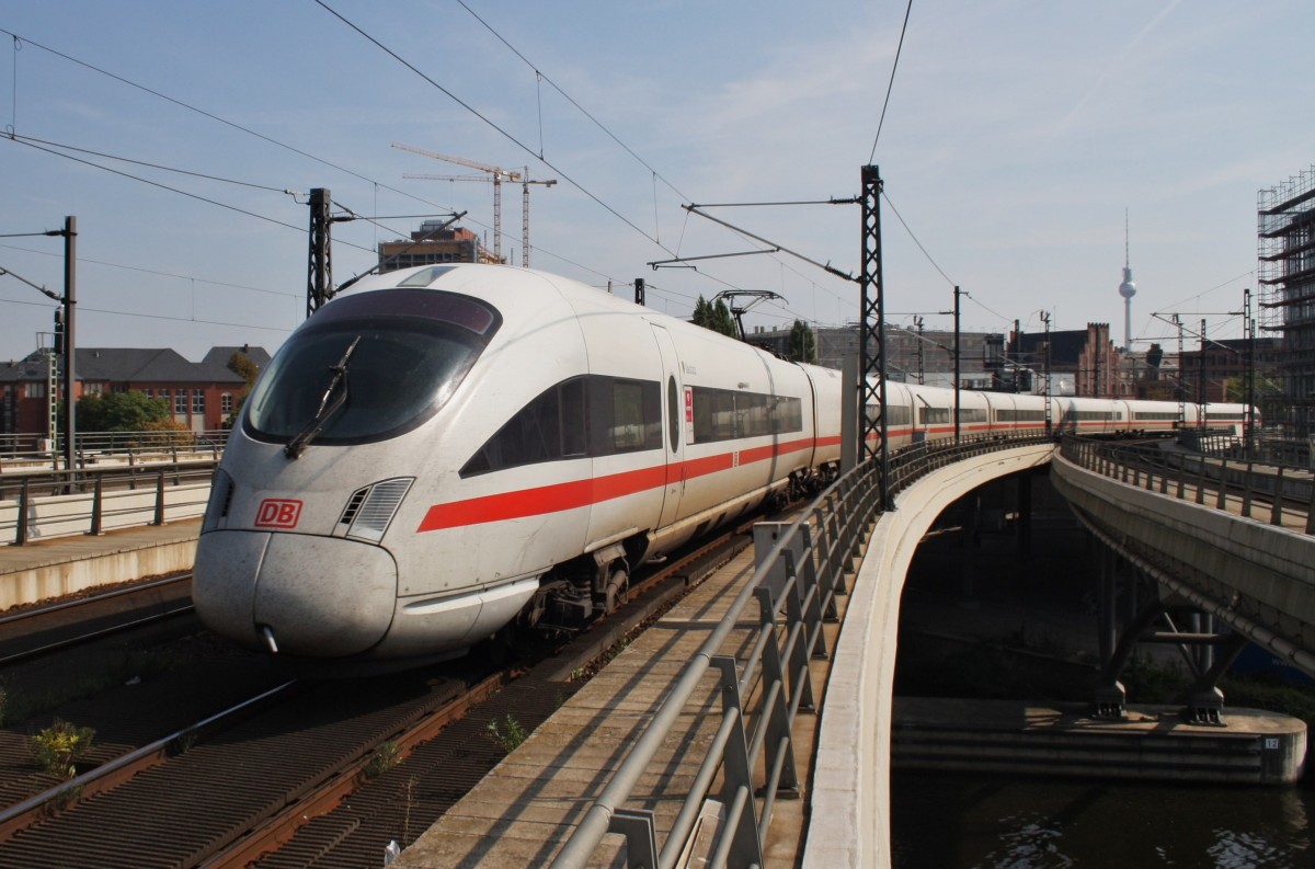Hier 411 071-4  Oschatz  als ICE1541 von Köln Hbf. nach Berlin Ostbahnhof, bei der Ausfahrt am 6.9.2014 aus Berlin Hbf.