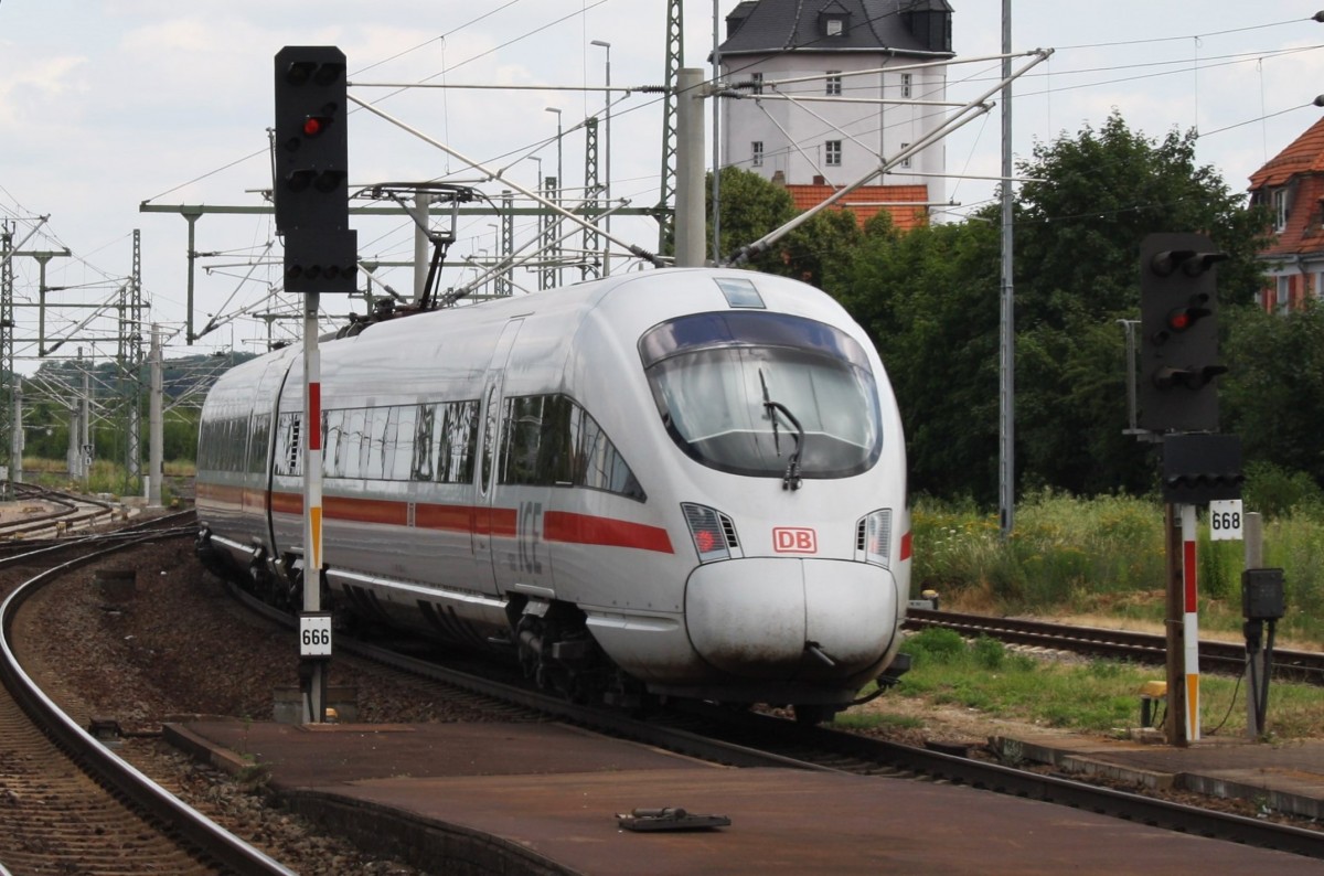 Hier 415 002-5  Karlsruhe  und 411 030-0  Jena  als ICE1559 von Wiesbaden Hbf. nach Dresden Hbf., bei der Durchfahrt am 14.7.2013 durch Weimar, in Richtung Naumburg(Saale).