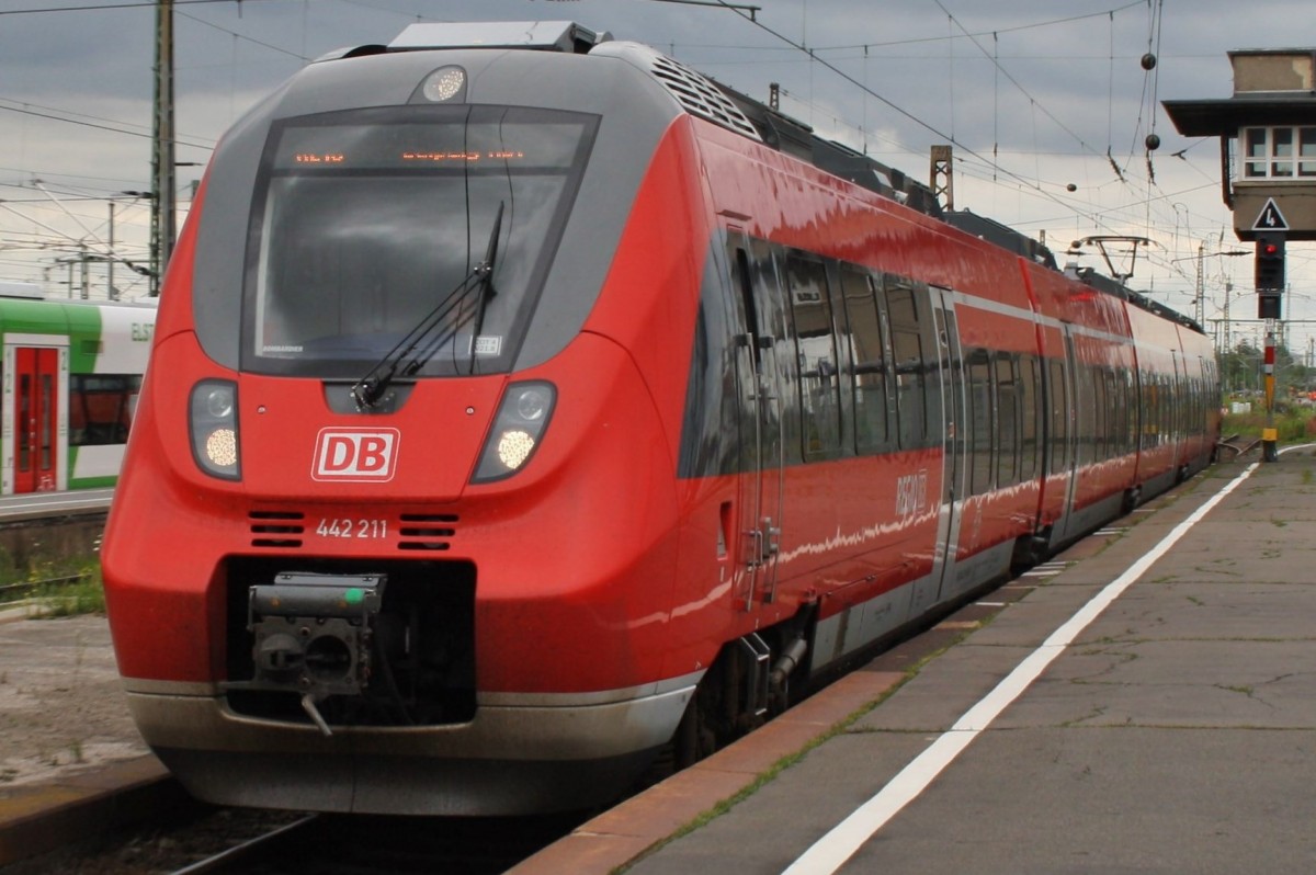 Hier 442 211-9 als RE10 (RB93408) von Cottbus nach Leipzig Hbf., bei der Einfahrt am 11.7.2013 in Leipzig Hbf.
