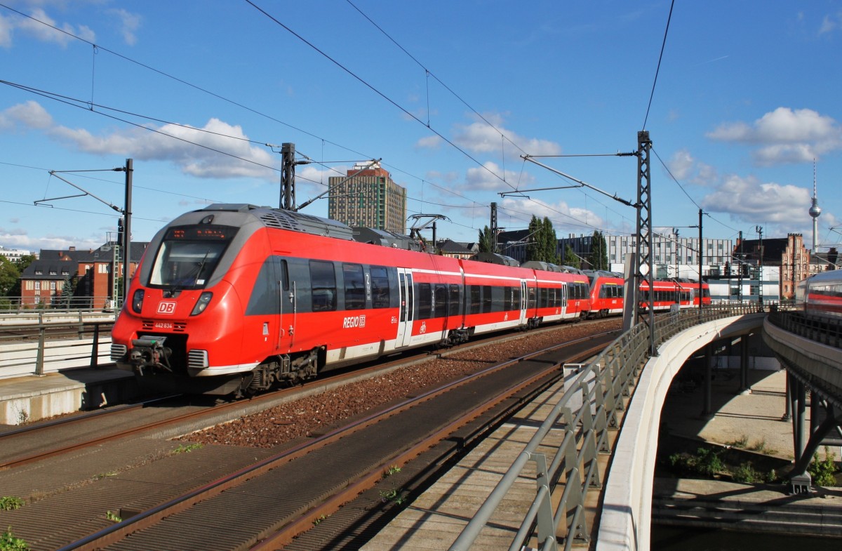 Hier 442 634-2 und 442 139-2 als RE7 (RE18719) von Wünsdorf-Waldstadt nach Bad Belzig, bei der Einfahrt am 29.9.2013 in Berlin Hbf. 