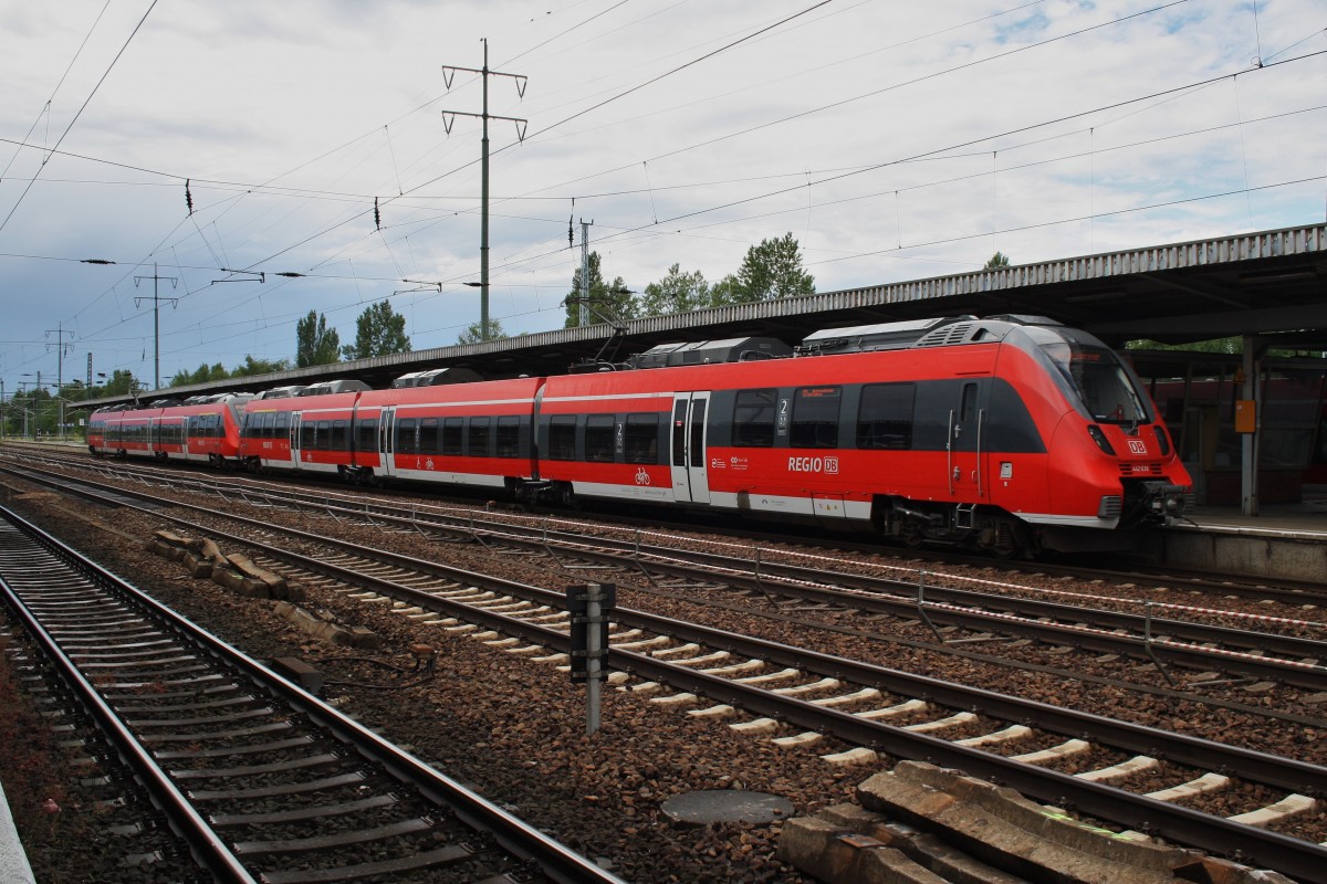 Hier 442 639-1 und 442 137-6 als RB19 (RB18568)  Airport-Express  von Senftenberg nach Berlin Gesundbrunnen, dieser Triebzugverband stand am 14.6.2014 in Berlin Schönefeld Flughafen. 