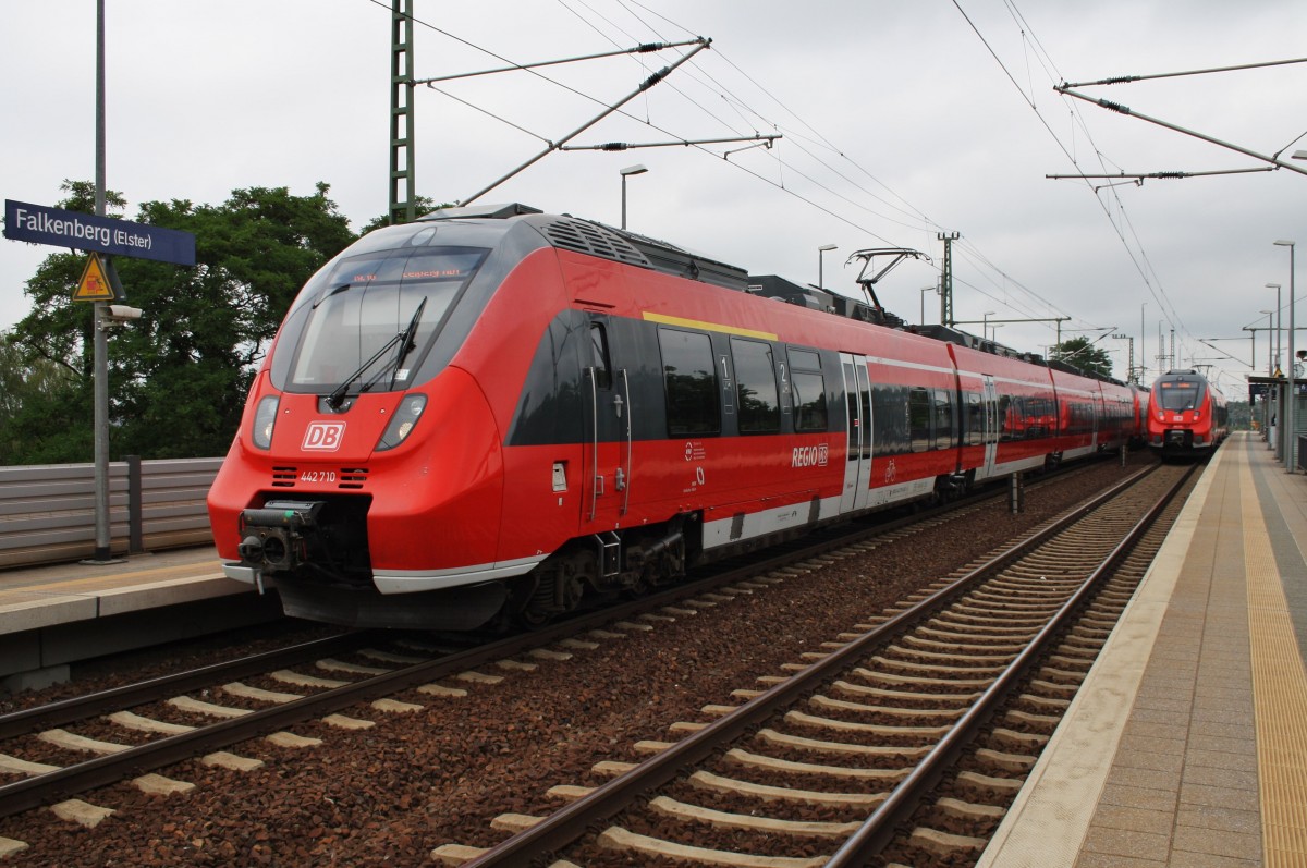 Hier 442 710-0 und 442 508-8 als RE10 (RE18456) von Cottbus nach Leipzig Hbf., dieser Triebzugverband stand am 12.7.2014 in Falkenberg(Elster).