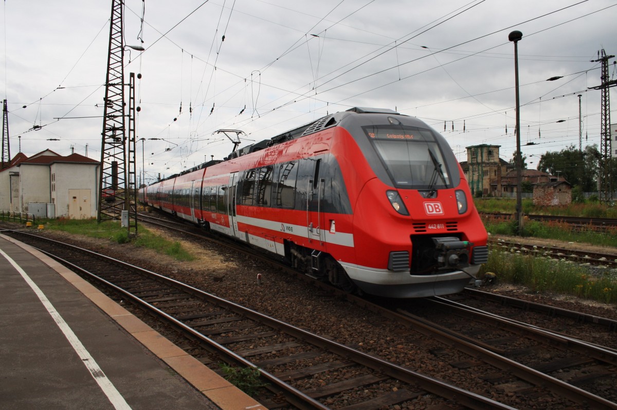 Hier 442 811-6 und 442 615-1 als RE50  Saxonia  (RE17070) von Dresden Hbf. nach Leipzig Hbf., bei der Einfahrt am 11.7.2013 in Leipzig Hbf. 