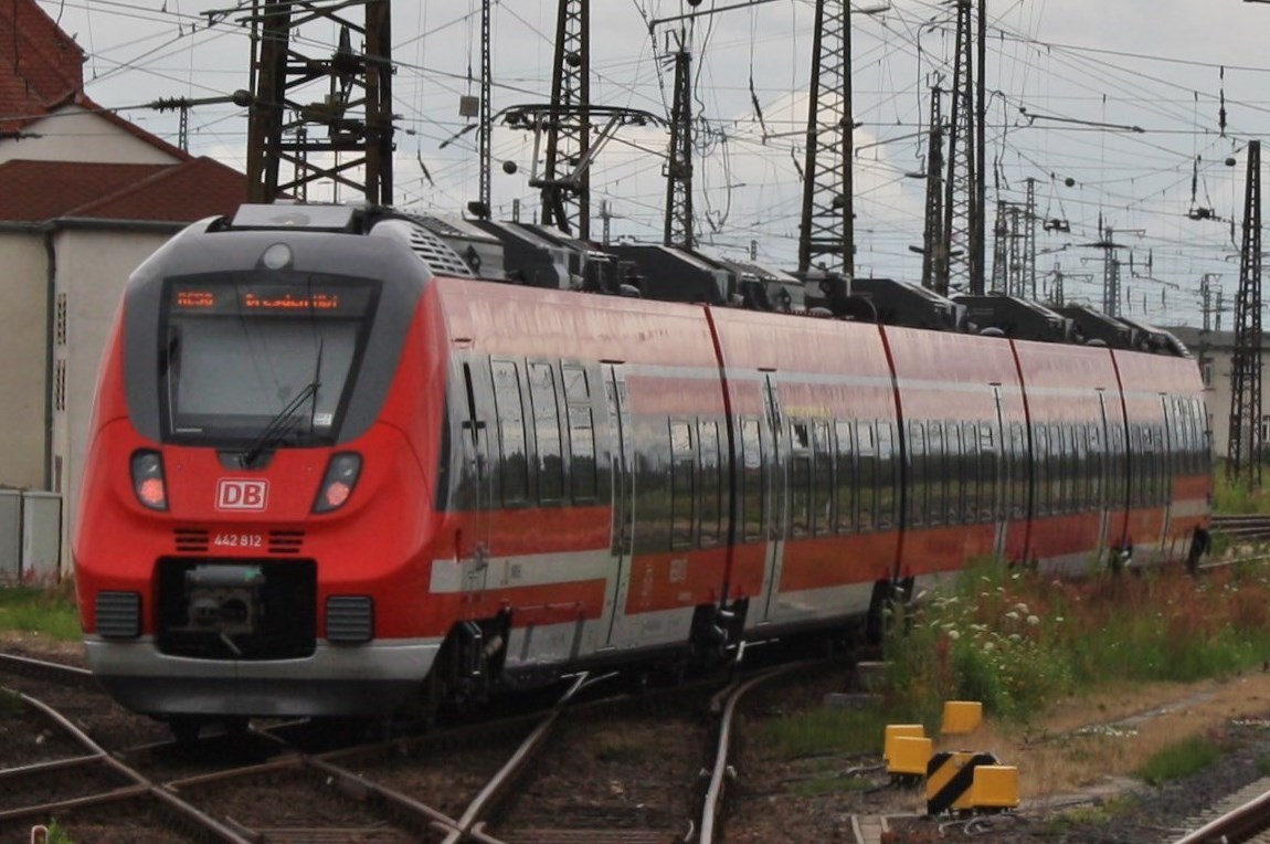 Hier 442 812-4 als RE50  Saxonia  (RE17069) von Leipzig Hbf. nach Dresden Hbf., bei der Ausfahrt am 11.7.2013 aus Leipzig Hbf. 