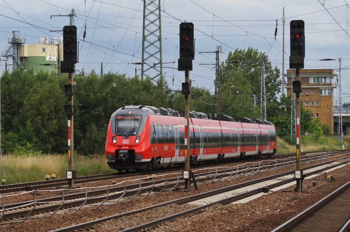 Hier 442 819-9 als RB19 (RB18566)  Airport-Express  von Senftenberg nach Berlin Gesundbrunnen, bei der Einfahrt am 14.6.2014 in Berlin Schönefeld Flughafen.