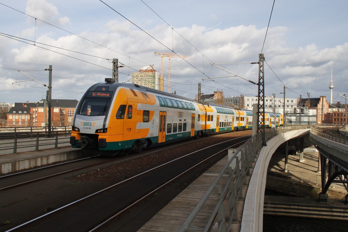 Hier 445 102-7 als RE2 (RE83973) von Cottbus nach Wittenberge, bei der Einfahrt am 15.3.2014 in Berlin Hbf.
