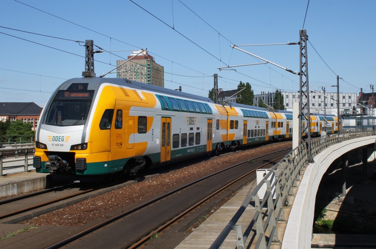 Hier 445 106-8 als RE2 (RE37373) von Cottbus nach Wittenberge, bei der Einfahrt am 6.7.2013 in Berlin Hbf.