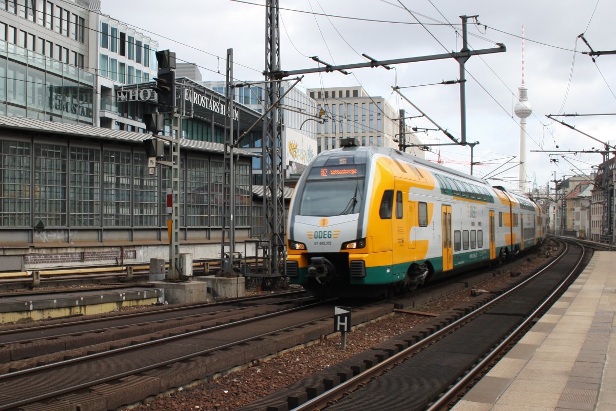 Hier 445 113-4 als RE2 (RE83965) von Cottbus nach Wittenberge, bei der Einfahrt am 15.3.2014 in Berlin Friedrichstraße. 