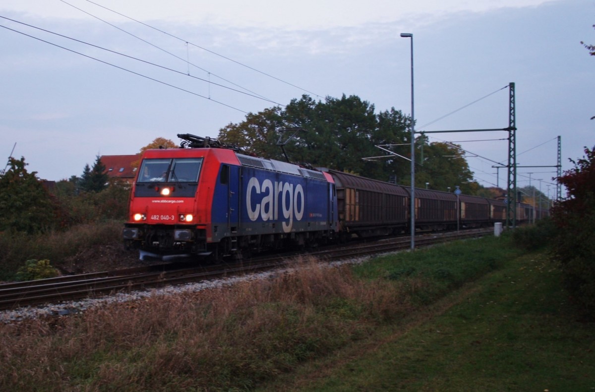 Hier 482 040-3 mit einem Schiebewandwagenzug, bei der Ausfahrt am 9.10.2013 aus Schwedt(Oder) Hbf., in Richtung Angermnde.